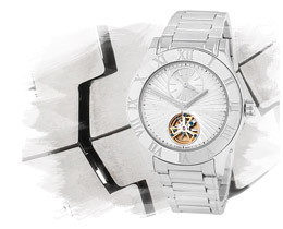 На стальном браслете